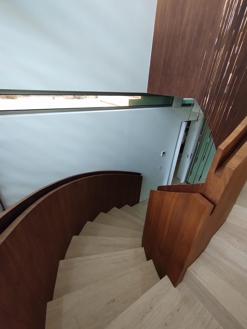 Escalera escultórica en nogal macizo
