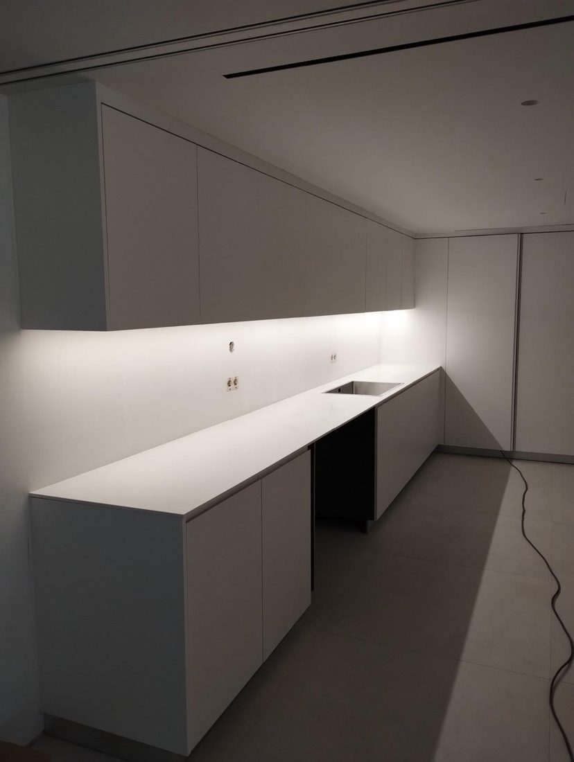 Cocina a medida de líneas limpias